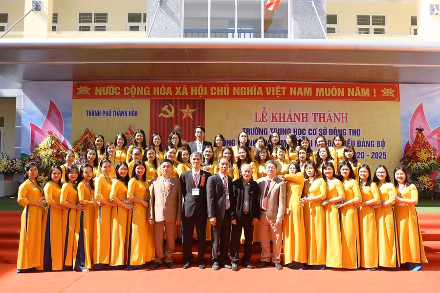 Tập thể cán bộ giáo viên nhà trường