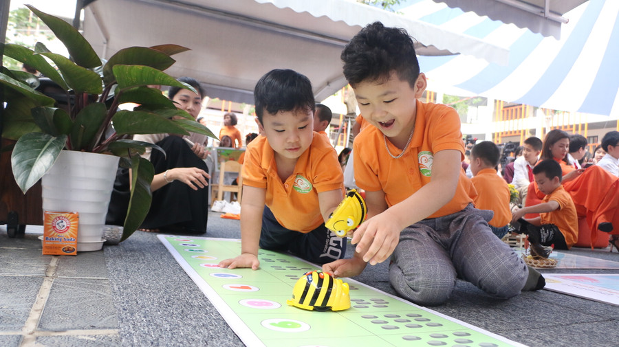 Học sinh tham gia ngày hội và trải nghiệm với nhiều sản phẩm, ứng dụng thông minh nên rất hào hứng.