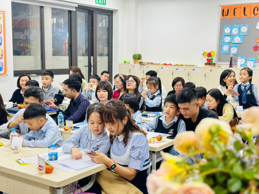 Buổi họp phụ huynh tại Trường Tiểu học Đô thị Sài Đồng có sự đồng hành của bố mẹ và các em học sinh. Buổi họp phụ huynh tại Trường Tiểu học Đô thị Sài Đồng có sự đồng hành của bố mẹ và các em học sinh.