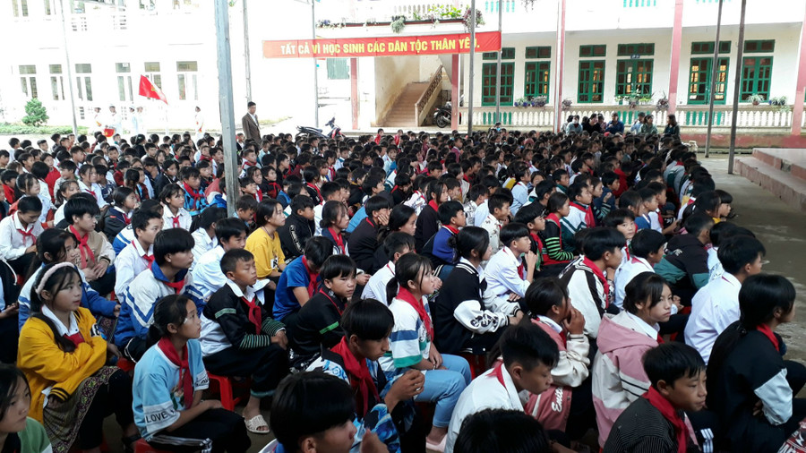 Học sinh Trường PTDTBT Tiểu học và THCS Khấu Ly trong một hoạt động tập thể. Học sinh Trường PTDTBT Tiểu học và THCS Khấu Ly trong một hoạt động tập thể.