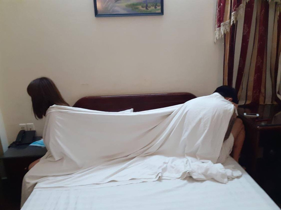 Đôi nam nữ mua bán dâm bị bắt quả tang. Đôi nam nữ mua bán dâm bị bắt quả tang.