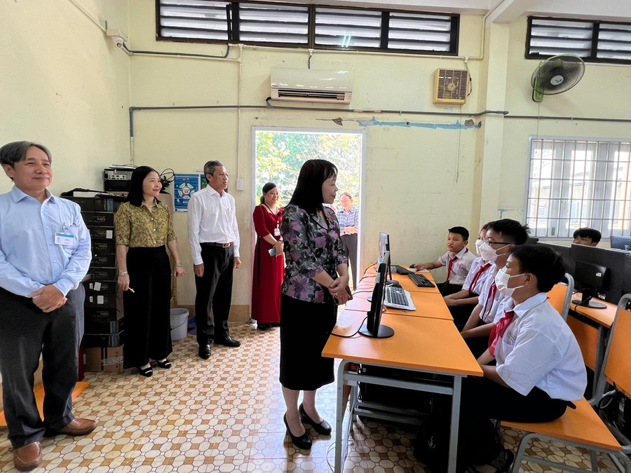 Bà Nguyễn Thị Mai Hoa, Phó chủ nhiệm Ủy ban Văn hóa Giáo dục của Quốc hội, trao đổi với học sinh. Bà Nguyễn Thị Mai Hoa, Phó chủ nhiệm Ủy ban Văn hóa Giáo dục của Quốc hội, trao đổi với học sinh.