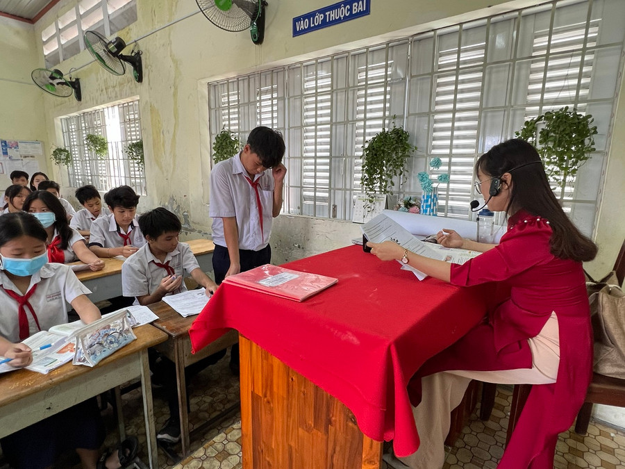 Giáo viên môn KHTN đang hỏi bài một học sinh lớp 7 trong giờ học. Giáo viên môn KHTN đang hỏi bài một học sinh lớp 7 trong giờ học.