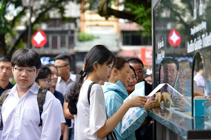 Hàng trăm sĩ tử đến Văn Miếu cầu may trước ngày thi vào lớp 10