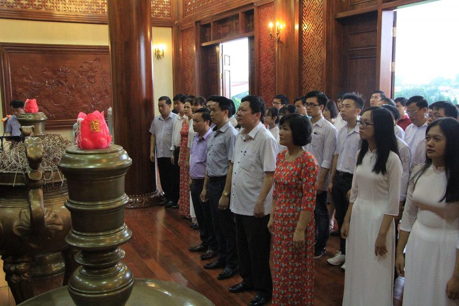 Dâng hương tưởng niệm, báo công với Chủ tịch Hồ Chí Minh ảnh 1 Dâng hương tưởng niệm, báo công với Chủ tịch Hồ Chí Minh ảnh 1