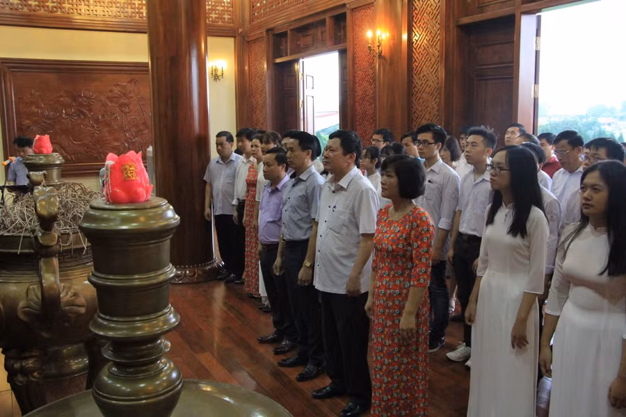 Dâng hương tưởng niệm, báo công với Chủ tịch Hồ Chí Minh ảnh 1 Dâng hương tưởng niệm, báo công với Chủ tịch Hồ Chí Minh ảnh 1