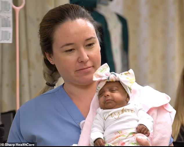 Bé gái tí hon chỉ bằng quả táo, đặt gọn trong bàn tay bác sĩ Bé gái tí hon chỉ bằng quả táo, đặt gọn trong bàn tay bác sĩ