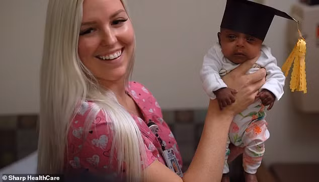 Bé gái tí hon chỉ bằng quả táo, đặt gọn trong bàn tay bác sĩ