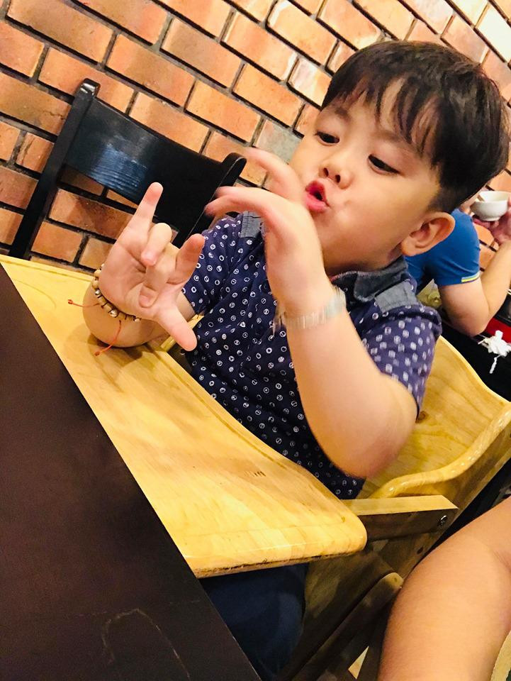 Bé trai 4 tuổi nấu ăn thoăn thoắt, bao mẹ bỉm sữa “đặt gạch” nhận làm con rể ảnh 5 Bé trai 4 tuổi nấu ăn thoăn thoắt, bao mẹ bỉm sữa “đặt gạch” nhận làm con rể ảnh 5