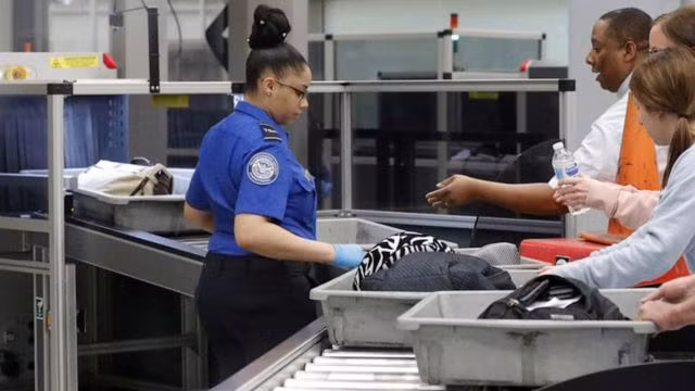 Hành khách bỏ lại 23 tỷ đồng tại các sân bay - 1