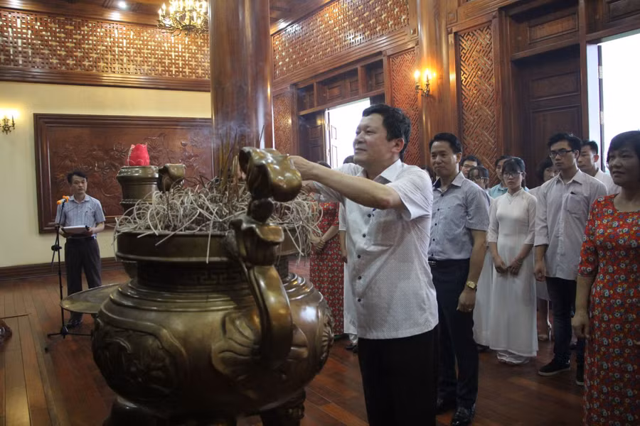 Dâng hương tưởng niệm, báo công với Chủ tịch Hồ Chí Minh ảnh 2 Dâng hương tưởng niệm, báo công với Chủ tịch Hồ Chí Minh ảnh 2