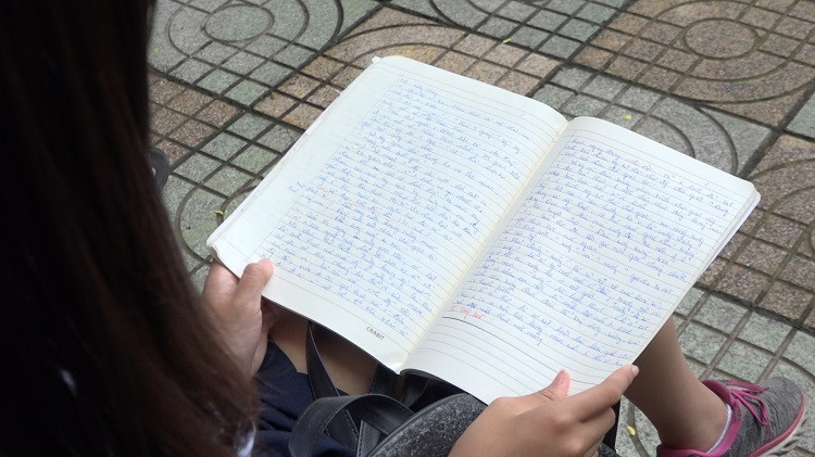 Học sinh Hà Nội học thêm kín tuần để thi vào lớp 10 ảnh 1 Thí sinh tranh thủ ông bài trước giờ vào phòng thi. Ảnh: D.T