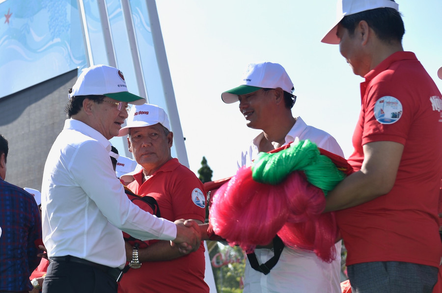 Phó Thủ tướng trao tặng Cờ Tổ quốc và bộ lưới đánh cá cho bà con ngư dân. Ảnh VGP/Nhật Bắc Phó Thủ tướng trao tặng Cờ Tổ quốc và bộ lưới đánh cá cho bà con ngư dân. Ảnh VGP/Nhật Bắc