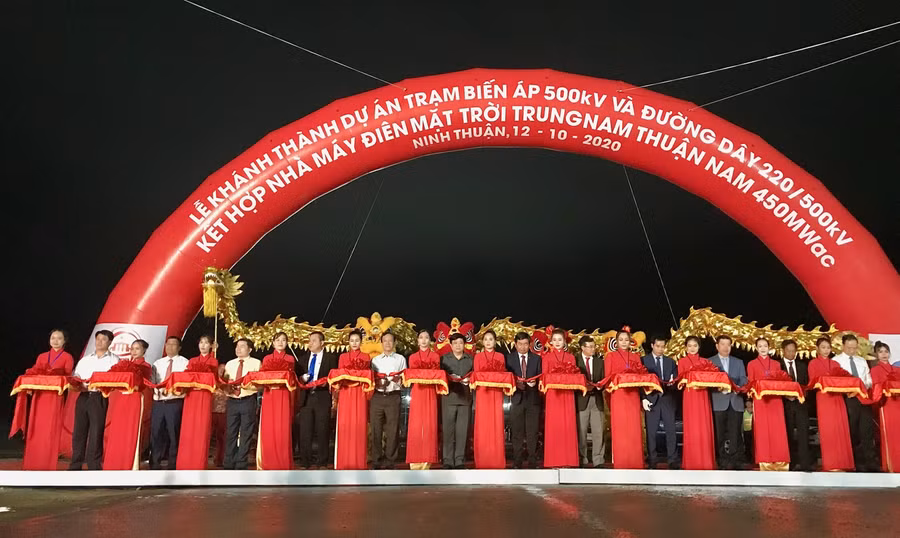 Cắt băng khánh thành Dự án Trạm biến áp 500kV và đường dây 220/500kV kết hợp Nhà máy điện mặt trời Trung Nam Thuận Nam 450 MW. (Ảnh: Duy Quan)