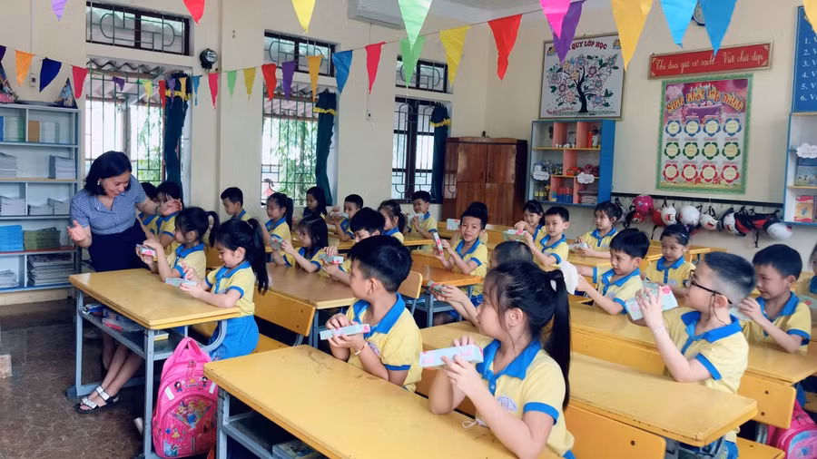 Học sinh lớp 1 tương tác với cô giáo trong giờ dạy Tiếng Việt 1 Cánh Diều.