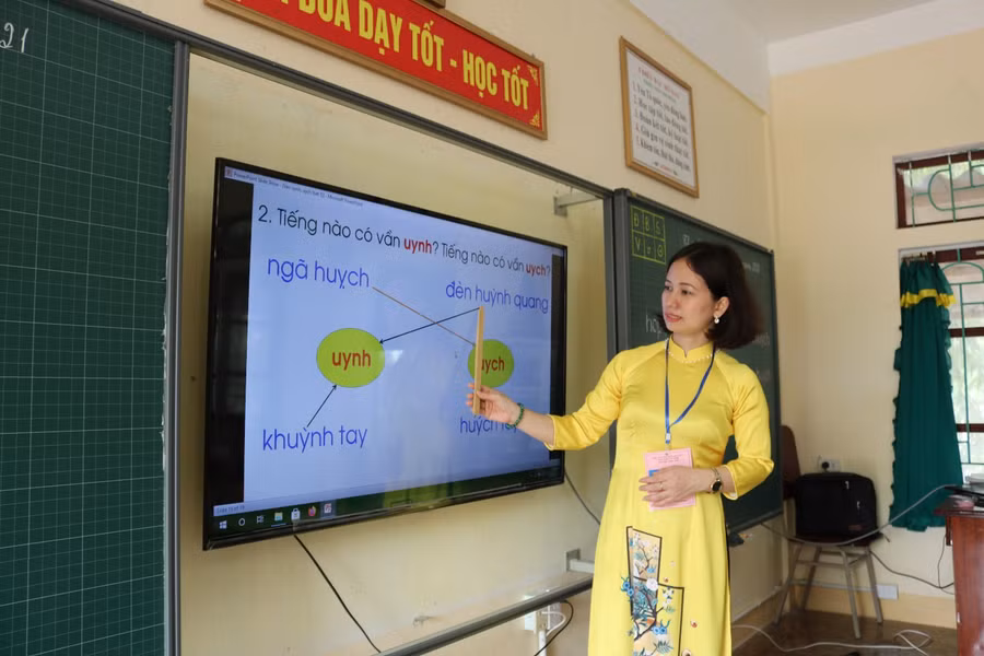 Cô giáo Trần Thị Tình (Trường TH thị trấn Đức Thọ) dạy Tiếng Việt cho HS lớp 1