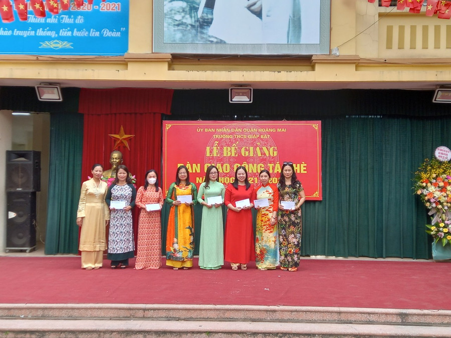 Cô Hồng luôn được các đồng nghiệp quý mến vì luôn có tinh thần học hỏi, cống hiến. Cô Hồng luôn được các đồng nghiệp quý mến vì luôn có tinh thần học hỏi, cống hiến.