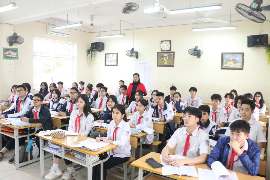 Để thu hút sự chú tâm của học sinh vào bài học đòi hỏi người giáo viên phải có phương pháp sáng tạo. Để thu hút sự chú tâm của học sinh vào bài học đòi hỏi người giáo viên phải có phương pháp sáng tạo.