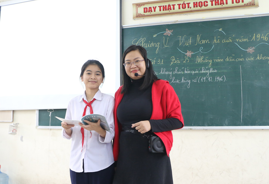 Em Bùi Bích Dương - học sinh lớp 9C và cô Thu Hồng trong một giờ học Lịch sử. Em Bùi Bích Dương - học sinh lớp 9C và cô Thu Hồng trong một giờ học Lịch sử.