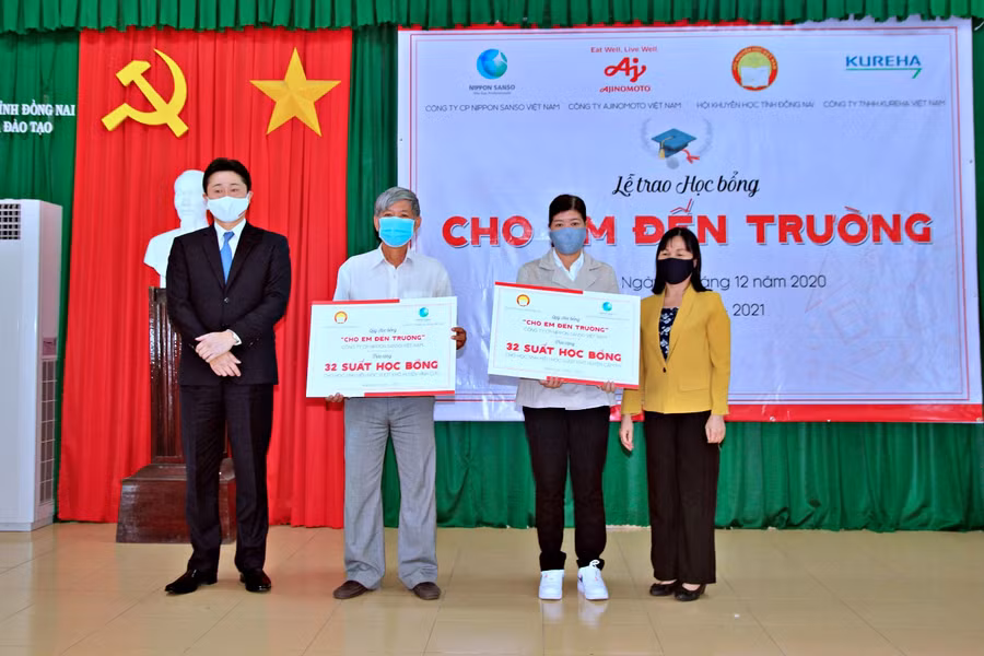 Ông Masayoshi Omichi – Tổng Giám đốc Công ty Cổ phần Nippon Sanso Việt Nam trao bằng học bổng tượng trưng cho đại diện Hội khuyến học các huyện.