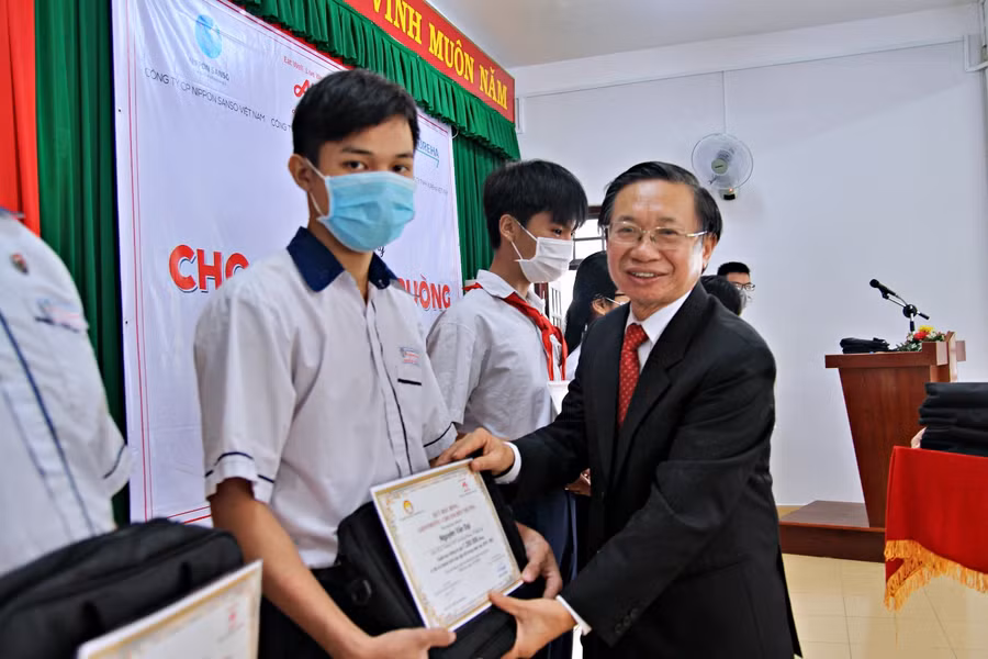 Ông Nguyễn Ngọc Hùng - Cố vấn chiến lược Cao cấp Công ty Ajinomoto Việt Nam trao học bổng cho học sinh.