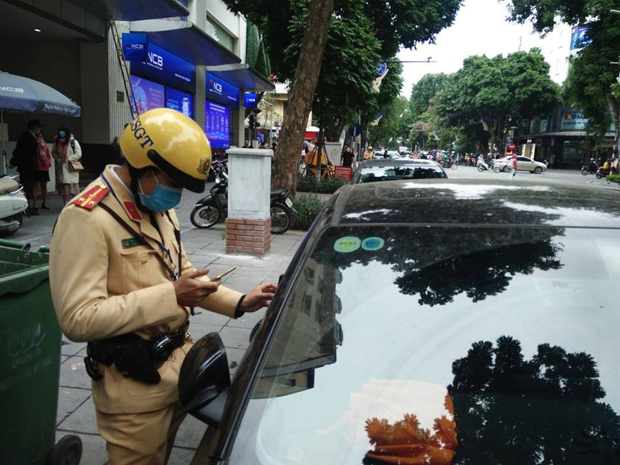 Trước khi tiến hành dán thông báo phạt nguội cảnh sát giao thông quay lại hiện trạng phương tiện. 