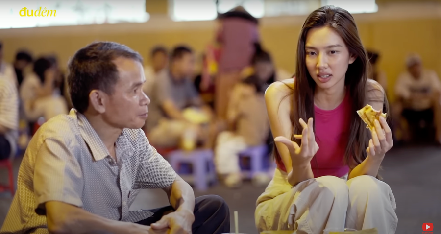 Thùy Tiên gặp gỡ ông Thể - người mưu sinh bằng nghề bán khô mực suốt 25 năm. Thùy Tiên gặp gỡ ông Thể - người mưu sinh bằng nghề bán khô mực suốt 25 năm.