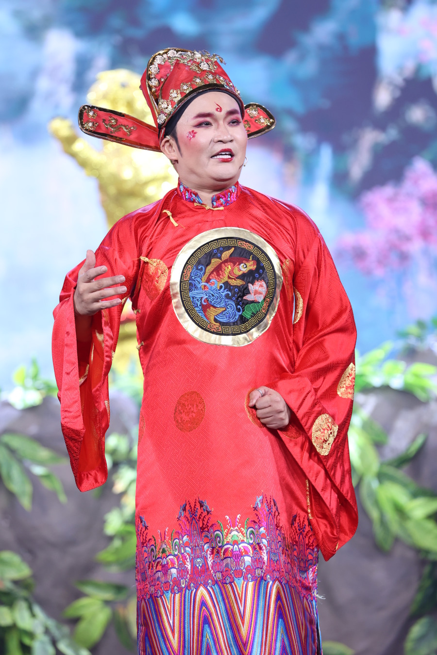 Đại Nghĩa trong vai Táo Đỏ. Đại Nghĩa trong vai Táo Đỏ.