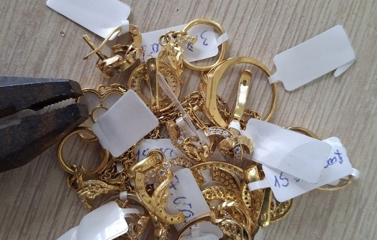 Nhiều sản phẩm hàng hóa là vàng, trang sức bị phát hiện vi phạm. Nhiều sản phẩm hàng hóa là vàng, trang sức bị phát hiện vi phạm.