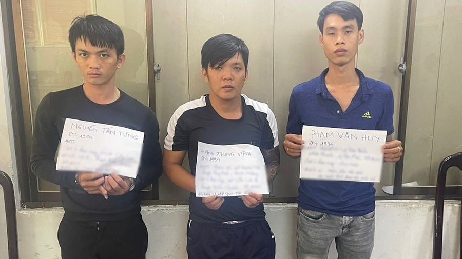 Bắt 2 kẻ giật iPhone của nữ sinh trước cổng KTX ĐH Sư phạm TPHCM ảnh 1 Bắt 2 kẻ giật iPhone của nữ sinh trước cổng KTX ĐH Sư phạm TPHCM ảnh 1