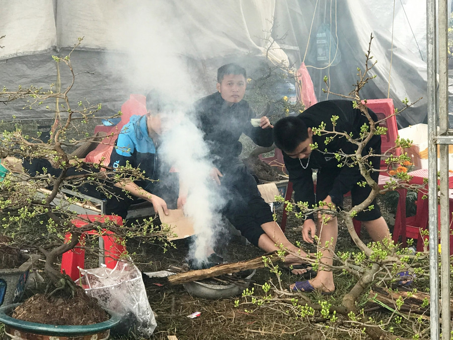 Nhiều tiểu thương chỉ mong trời ngừng mưa cho ngày cận tết. Nhiều tiểu thương chỉ mong trời ngừng mưa cho ngày cận tết.