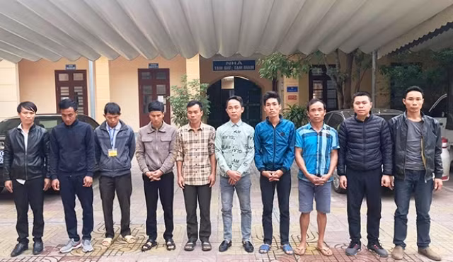 Các đối tượng tại cơ quan Công an huyện Hương Khê (Ảnh: Báo HT).