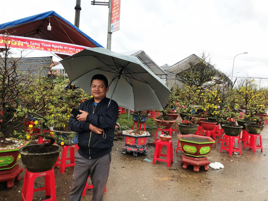 Người buôn mai may mắn đã dựng rạp che mưa trước đó nên thiệt hại không lớn. Người buôn mai may mắn đã dựng rạp che mưa trước đó nên thiệt hại không lớn.
