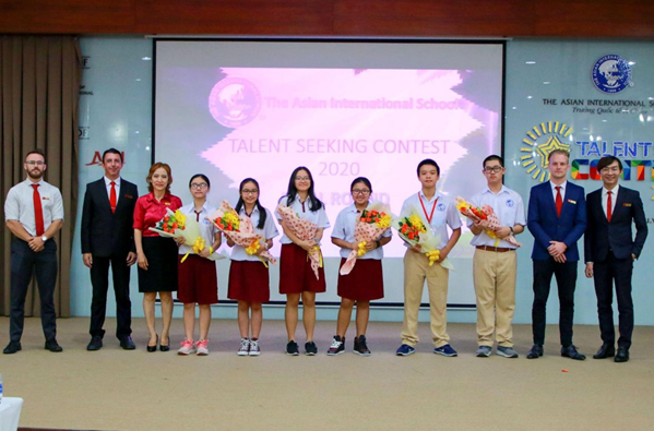 Khi học tại Asian School, Nguyễn Lê Cát Quyên (thứ 6 từ trái sang) là cái tên nổi bật trong làng “rinh giải”. Khi học tại Asian School, Nguyễn Lê Cát Quyên (thứ 6 từ trái sang) là cái tên nổi bật trong làng “rinh giải”.