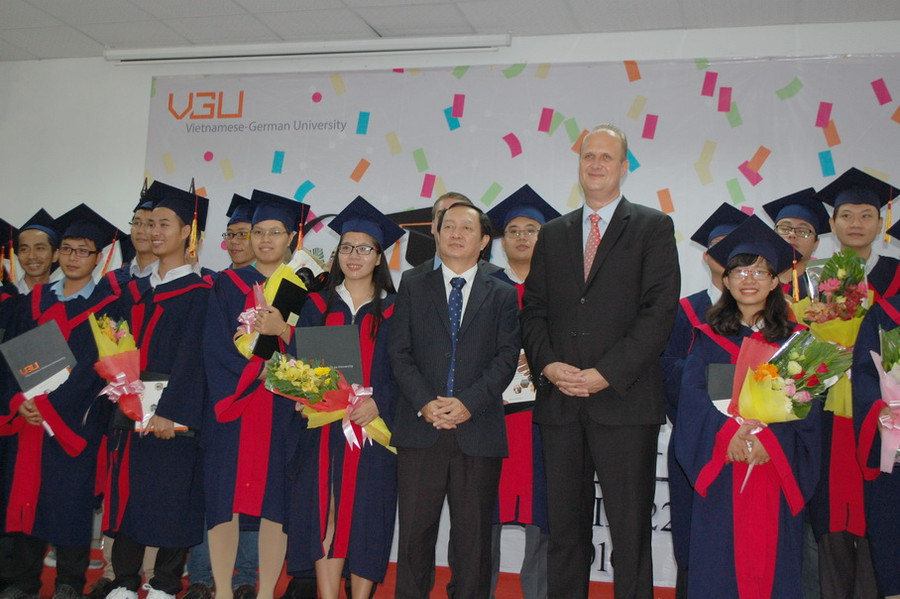 GS.TS Juergen Mallon - Hiệu trưởng VGU và PGS.TS Huỳnh Thành Đạt chụp ảnh kỉ niệm với các tân thạc sĩ, cử nhân GS.TS Juergen Mallon - Hiệu trưởng VGU và PGS.TS Huỳnh Thành Đạt chụp ảnh kỉ niệm với các tân thạc sĩ, cử nhân