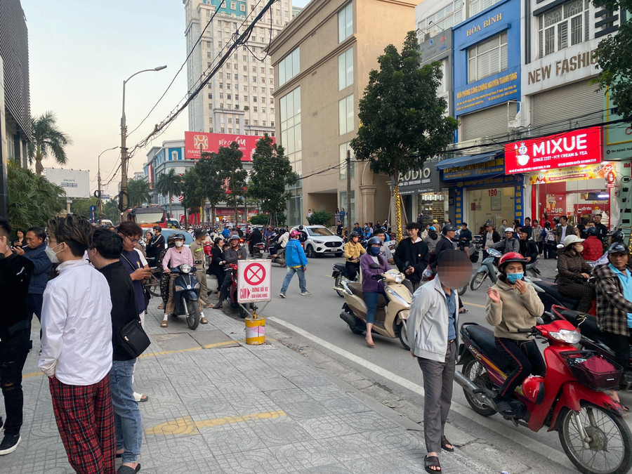 Sự việc khiến nhiều người dân hiếu kỳ dừng lại theo dõi. (Ảnh: Phạm Tâm). Sự việc khiến nhiều người dân hiếu kỳ dừng lại theo dõi. (Ảnh: Phạm Tâm).