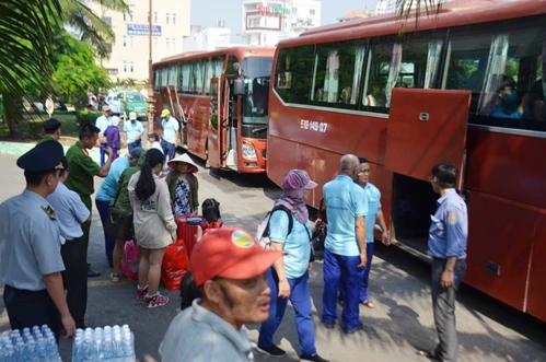 Hàng trăm người mua vé tàu ở Sài Gòn phải ra Bình Thuận xuất phát 