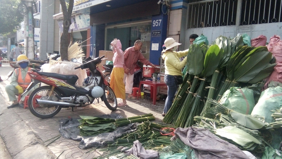 Nhộn nhịp mua lá dong ở đường Cách mạng Tháng 8