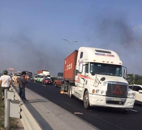 Ảnh xe container gây tai nạn.