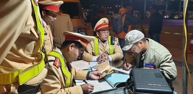 Tài xế container dương tính với ma tuý được lực lượng CSGT phát hiện trên đường cao tốc Pháp Vân- Cầu Giẽ kí vào biên bản sau khi được cho xem kết quả Tài xế container dương tính với ma tuý được lực lượng CSGT phát hiện trên đường cao tốc Pháp Vân- Cầu Giẽ kí vào biên bản sau khi được cho xem kết quả