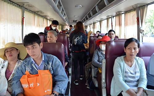 Khách đi ôtô 180 km mới được đi tàu. Ảnh:Sơn Hoà. Khách sẽ di chuyển quãng đường 180 km bằng xe khách trước khi lên tàu. Ảnh: Sơn Hoà.