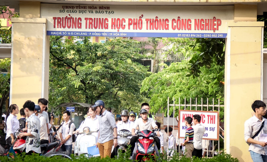 Trong ngày đầu tiên của kỳ thi THPT quốc gia 2019, các thí sinh có tâm lý khá thoải mái. Trong ngày đầu tiên của kỳ thi THPT quốc gia 2019, các thí sinh có tâm lý khá thoải mái.