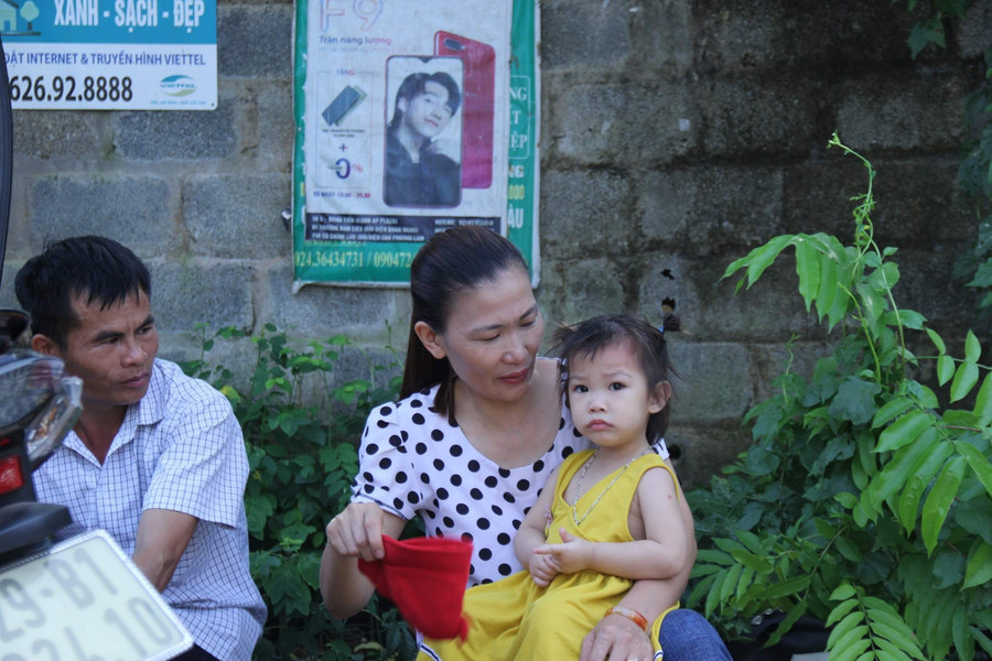 Phụ huynh đưa cả cháu nhỏ đến điểm thi chờ sĩ tử