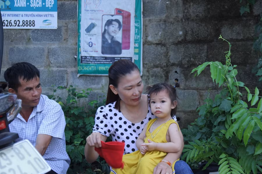 Phụ huynh đưa cả cháu nhỏ đến điểm thi chờ sĩ tử