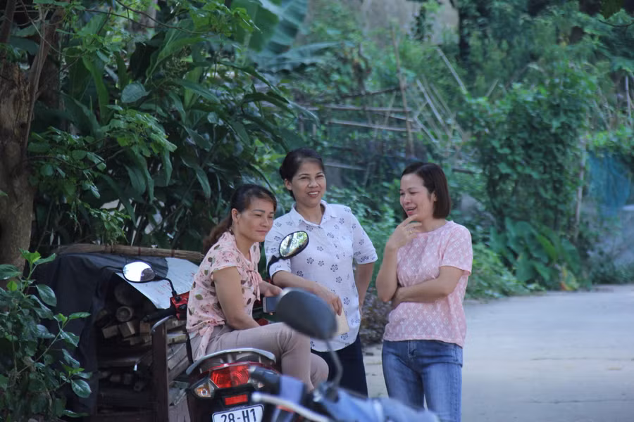 Phụ huynh chờ con ngoài trường thi