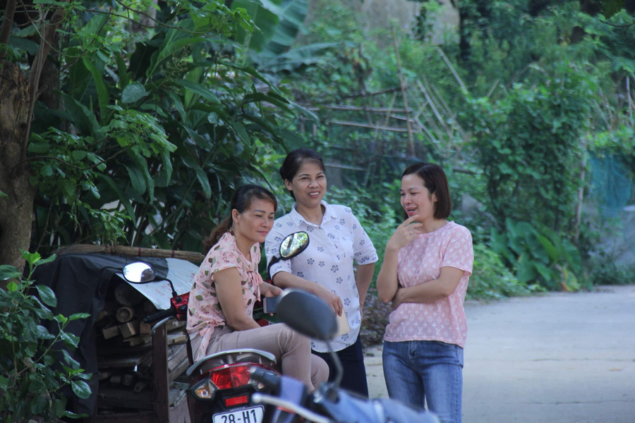 Phụ huynh chờ con ngoài trường thi