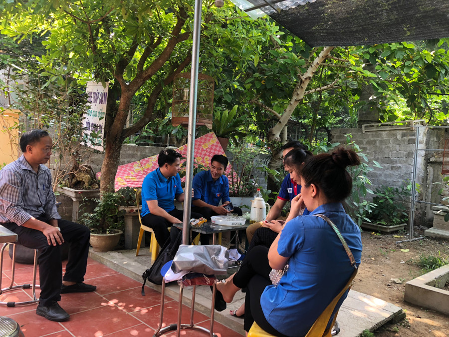 Tình nguyện viên tiếp sức mùa thi ngồi chờ thí sinh