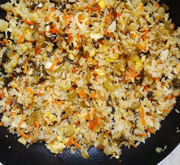 Cách làm cơm rang dưa chua trứng thơm ngon cuối tuần