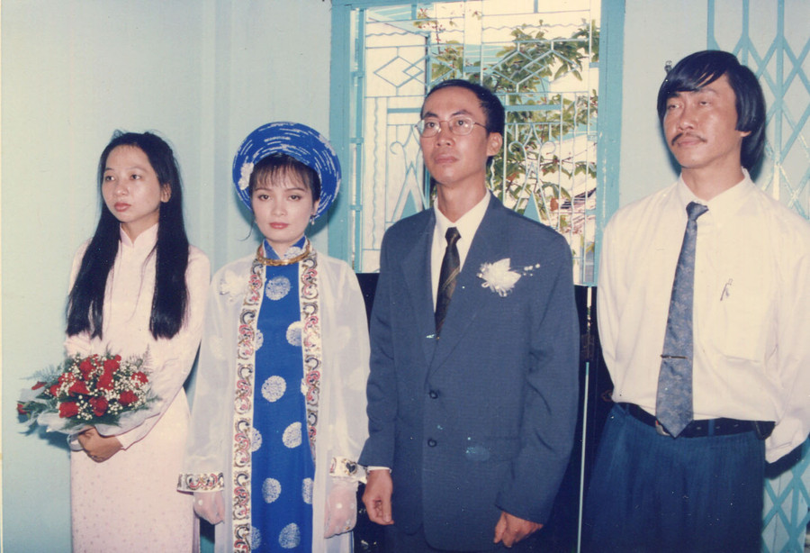 Sài Gòn, 19/2/1999, chú rể Lê Bá Khánh Trình và cô dâu Phạm Thị Ái Trinh, phù dâu bìa trái là Nguyễn Thị Sơn Ca Sài Gòn, 19/2/1999, chú rể Lê Bá Khánh Trình và cô dâu Phạm Thị Ái Trinh, phù dâu bìa trái là Nguyễn Thị Sơn Ca