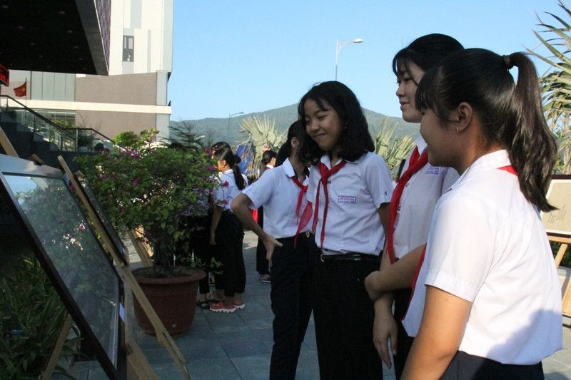 Các học sinh đến xem những tư liệu, hiện vật tại Nhà Trưng bày Hoàng Sa.